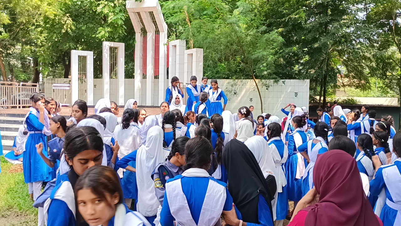 কালিয়াকৈরে প্রধান শিক্ষকের পদত্যাগের দাবিতে শিক্ষার্থীদের বিক্ষোভ