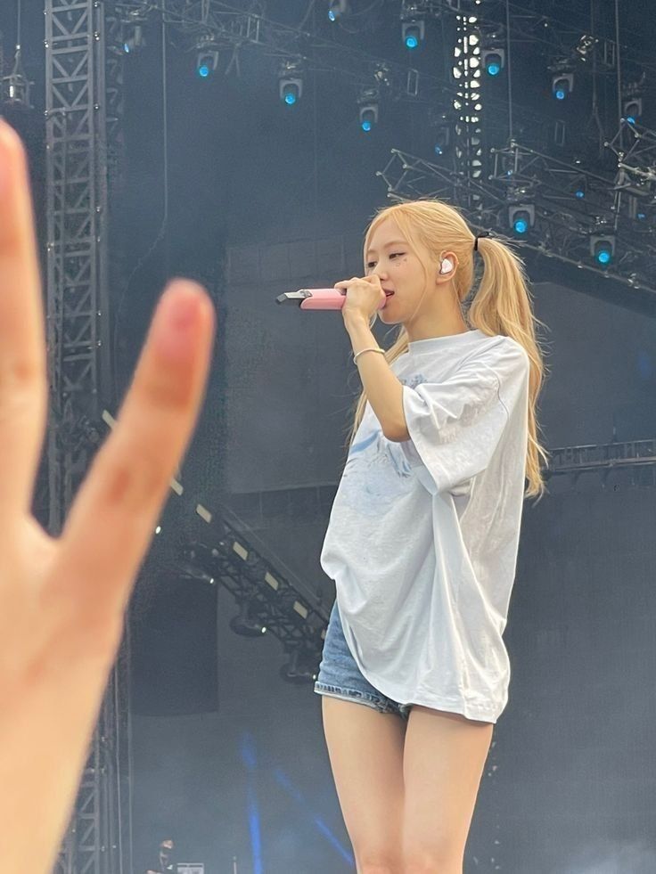rshourly's tweet photo. #로제 #ROSÉ https://t.co/qR0JfXkbzE