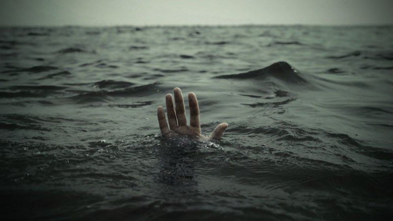 raulgonzalezrd's tweet photo. Vas en alta mar con 8 miembros de tu familia en un pequeño barco hecho solo para 10, ves un grupo de 30 personas ahogándose, por lógica solo puedes subir a 2, y solicitar ayuda para los demás. 

Lamentablemente si dejas que todos se suban van hundir la embarcación, ya entiendes? https://t.co/dHXSKvkcrw