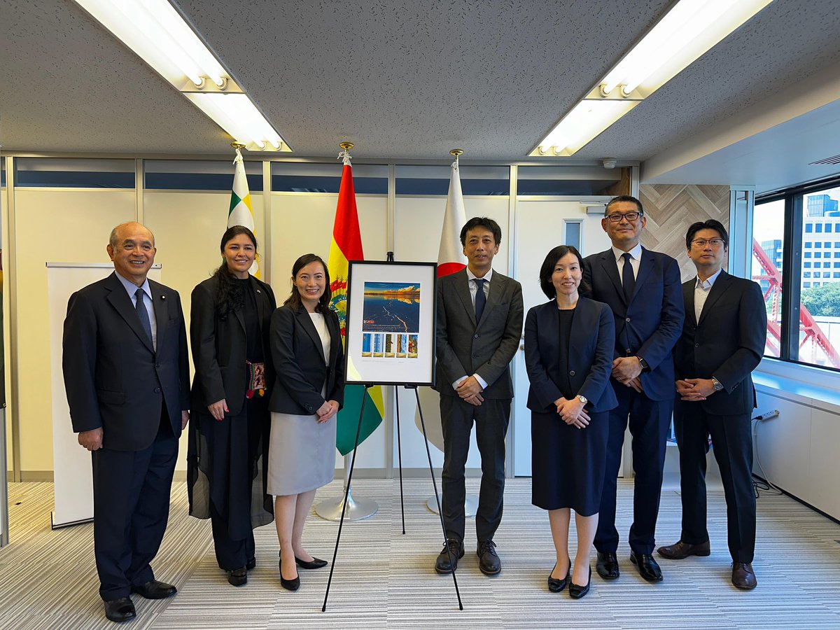MRE_Bolivia's tweet photo. Nota de Prensa | En Japón se presentan sellos postales de destinos turísticos bolivianos
🔗 https://t.co/KVr12Nbwxm

#DiplomaciaDeLosPueblos #PorLaVida
#UnidosRumboAlBicentenario https://t.co/SUl1zdwZrk