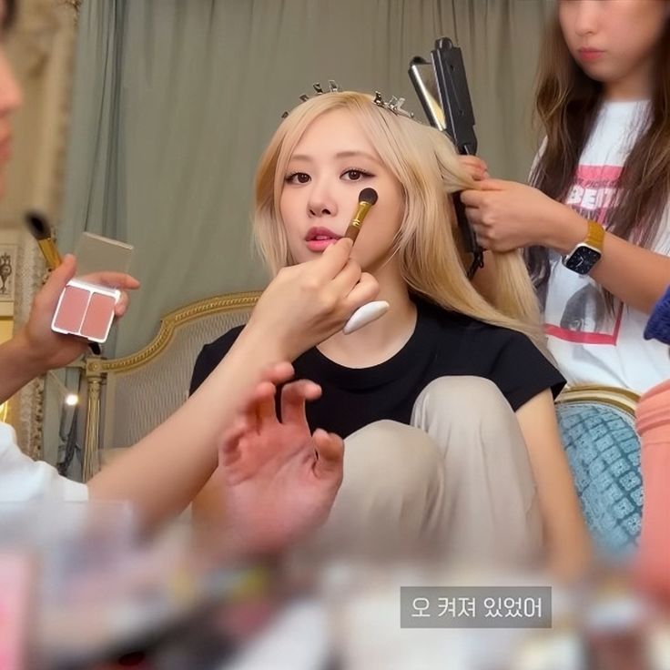 rshourly's tweet photo. #로제 #ROSÉ https://t.co/iZ27l4SYbm