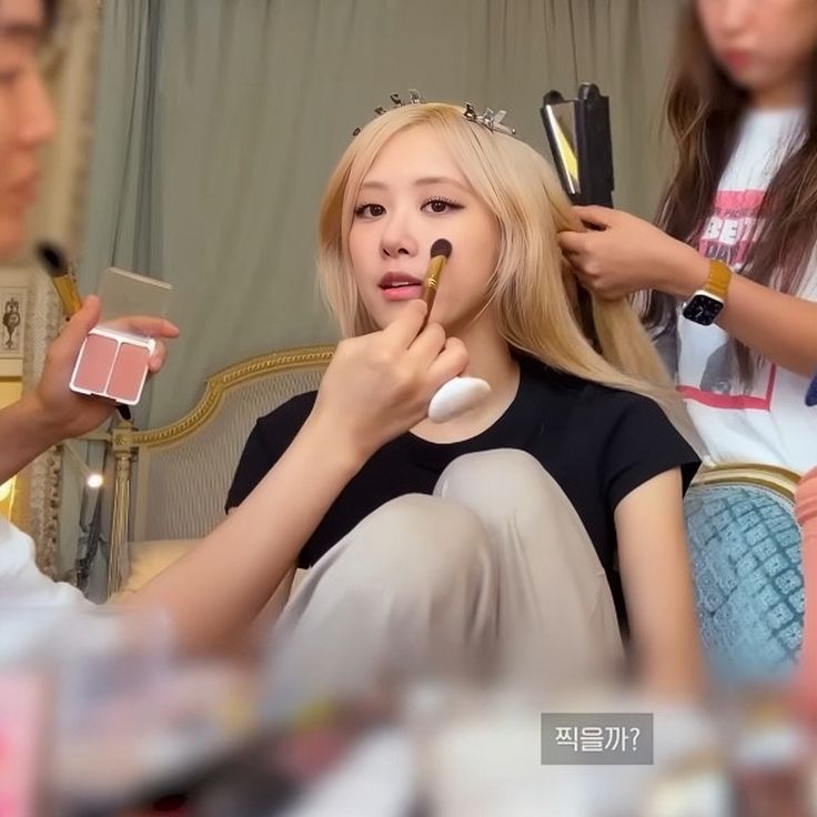 rshourly's tweet photo. #로제 #ROSÉ https://t.co/iZ27l4SYbm