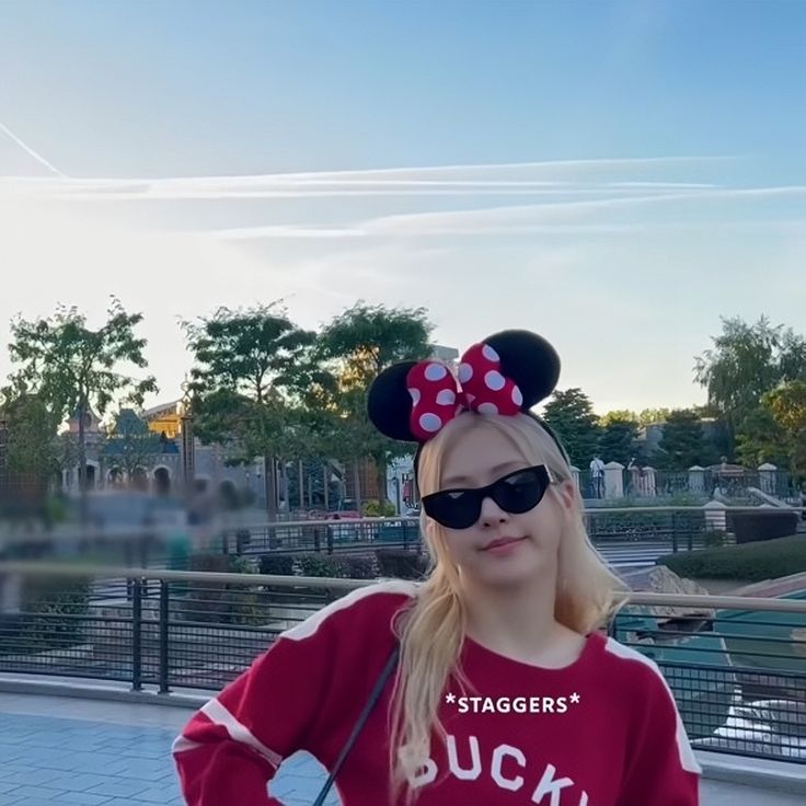 rshourly's tweet photo. #로제 #ROSÉ https://t.co/hgkCwyet2o