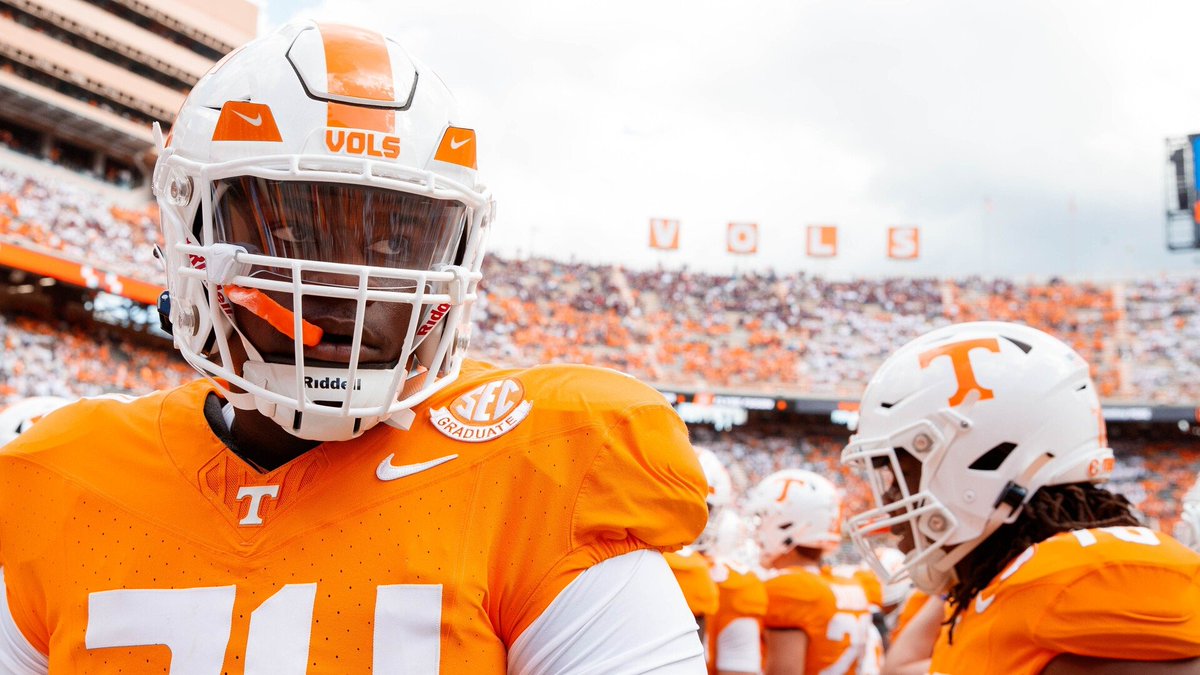 Tennessee's two worst-graded offensive players by PFF in the loss to Arkansas were the starting tackles.

LT Lance Heard played all 68 snaps for a 42.2 grade.

RT John Campbell Jr. played 55 snaps for a 47.4 grade.

➡️ Tennessee.rivals.com/news/snap-coun…