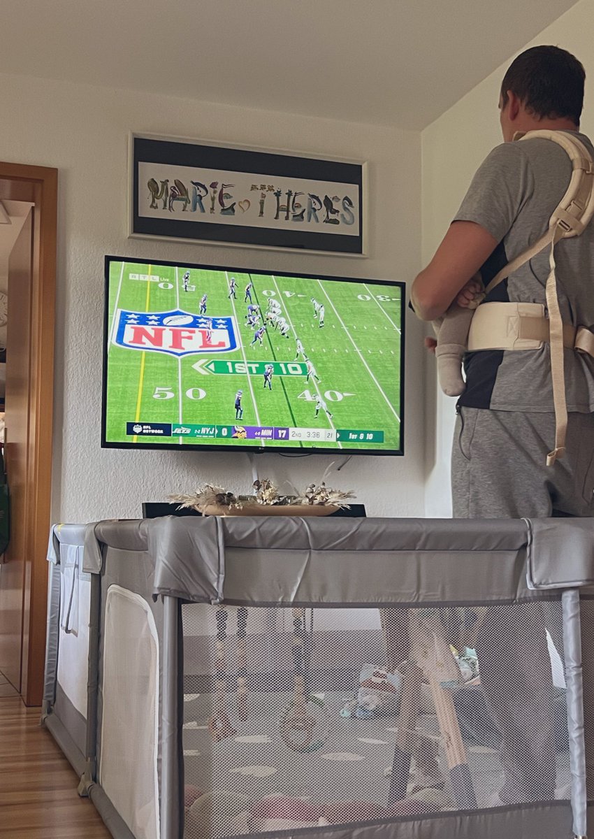 Nobody_4_'s tweet photo. 👶🏻😴   👨🏻🏈 @RTLNFL #jedenverdammtensonntag https://t.co/45FYHG5zJb