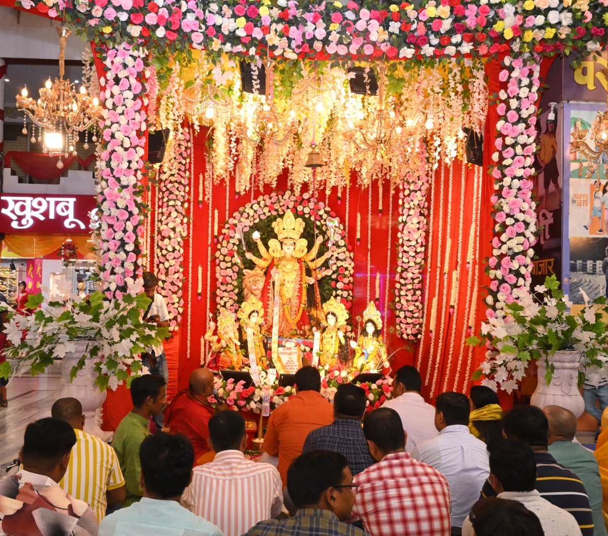 आज बलदेव प्लाजा गोलघर, गोरखपुर में आदिशक्ति माँ दुर्गा की पूजा अर्चना करने का सौभाग्य प्राप्त हुआ।

जगत जननी माँ जगदम्बे हम सब के जीवन को सुख, समृद्धि, आनंद के अखण्ड दीप से देदीप्यमान करें, यही प्रार्थना है।

॥ जय माता दी ॥
