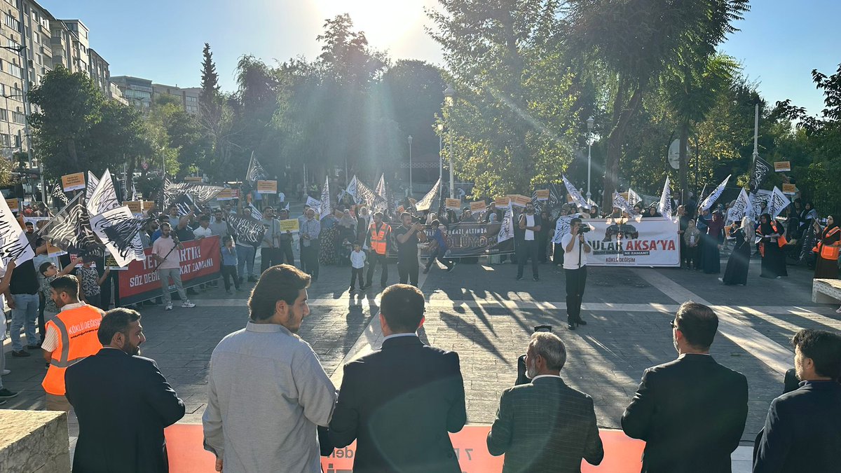 KokluDegisim27's tweet photo. #Bir Yıl Geçti 57 Devlet Harekete Geçmedi.
Köklü Değişim Gaziantep Temsilciliği olarak,Gazze'de yaşanan katliamlara sesiz kalmama adına, Ulu Camii'nden  Şehitler Anıtı 'na yürüyüş ve ardından Basın Açıklaması düzenledik. https://t.co/ZorSdCQSxR