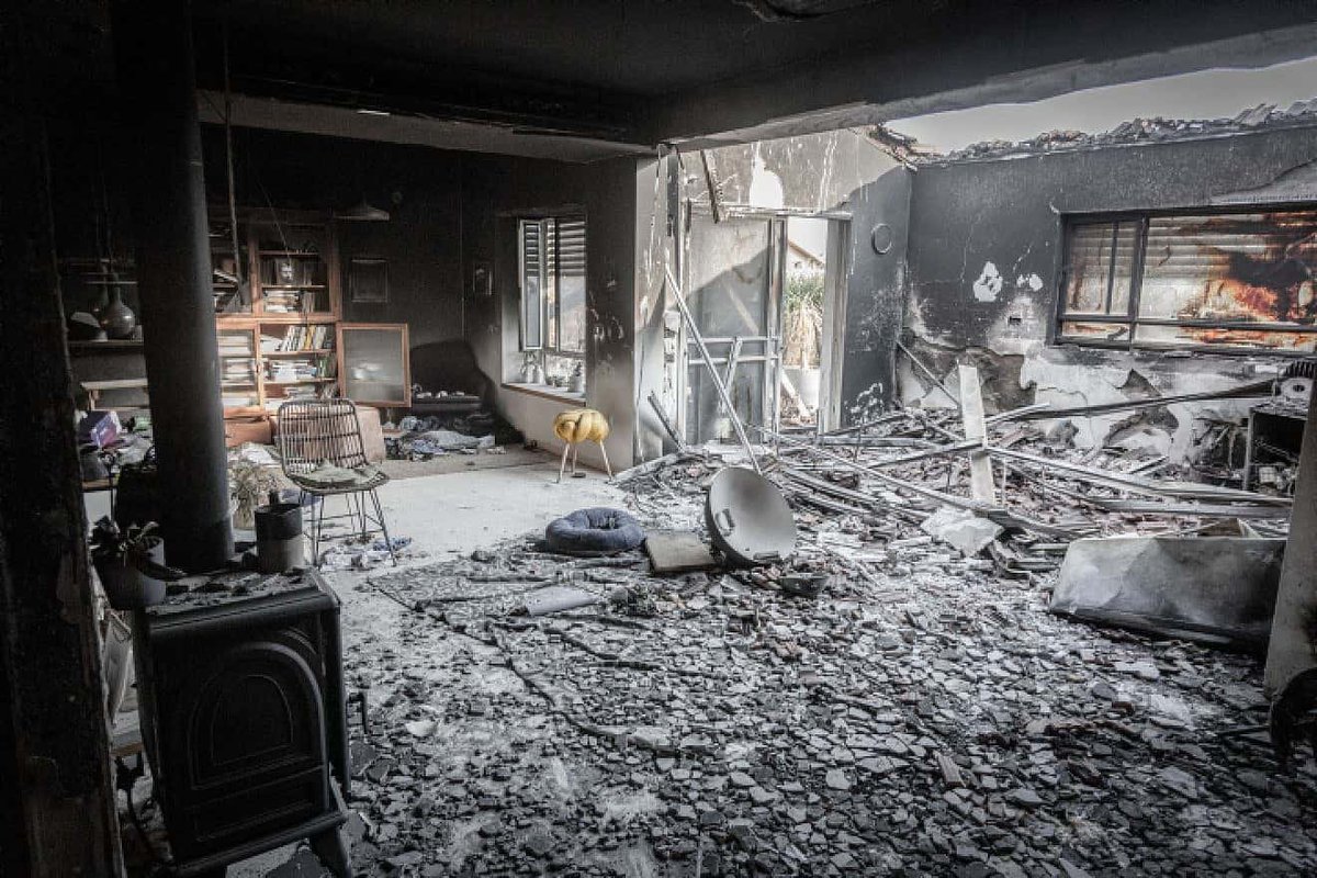 7/10/2023 - Eeuwig antisemitisme?

Esther werd in 1939 geboren in Amsterdam, als kind van Joodse ouders in een eenvoudige en spaarzaam gemeubileerde tweekamerwoning niet ver van de Nieuwmarkt. Haar vader Efraïm werkte voor een Amsterdamse uitgeverij die onder andere schoolboeken