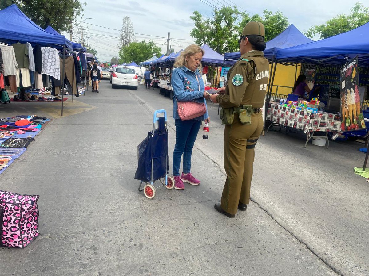 CarabPrefCord's tweet photo. #LaFlorida: 
@CarabMicc
 de la 36ª Comisaría y Subcomisaría Los Quillayes, realizan patrullajes en ferias libres de la comuna, atendiendo requerimientos de los vecinos del sector y entregando recomendaciones de autocuidado. 
#LaPrevenciónEsNuestraEsencia https://t.co/L3WejlPgLQ
