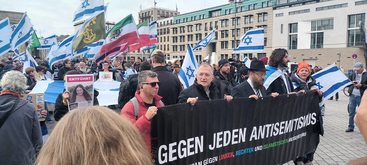 Anlässlich des Jahrestags des Hamas-Massakers sind wir zusammen auf die Straße gegangen. Im Andenken an die Opfer, solidarisch mit Israel und der Forderung einer sofortigen Freilassung der verbliebenen über 100 Geiseln in den Händen der Terroristen. Am Israel Chai!