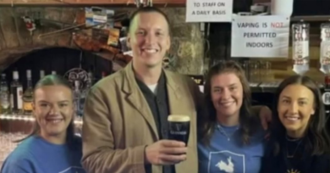 Singing star George Ezra enjoys a pint in Dunfanaghy pub! - donegaldaily.com/2024/10/06/sin…
