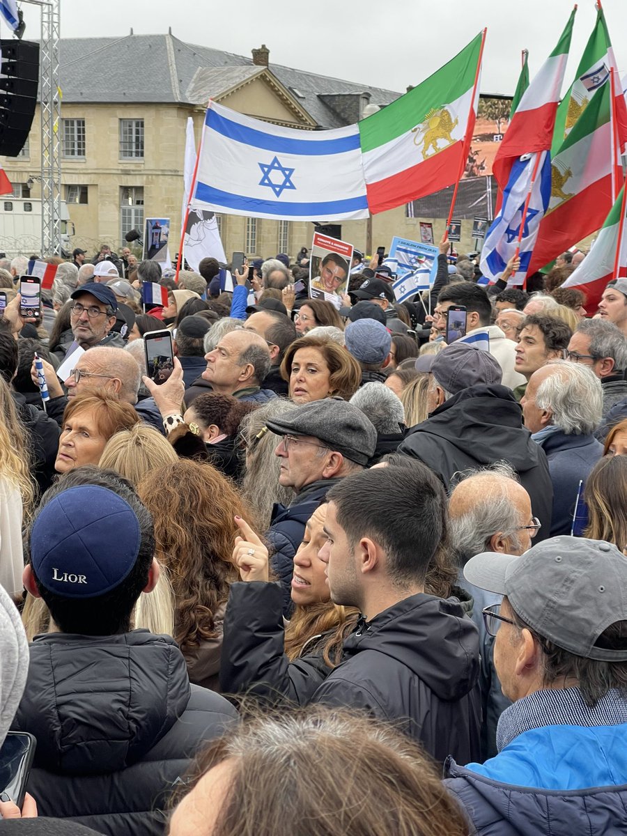 dktorza's tweet image. Idan Raihel au rassemblement devant l’Unesco #JESUISDEBOUT rappelle aux dirigeants du monde qui exigent 1 cessez-le-feu de la part d’Israël qu’il y en avait bien 1 avant le 7 octobre 2023 !