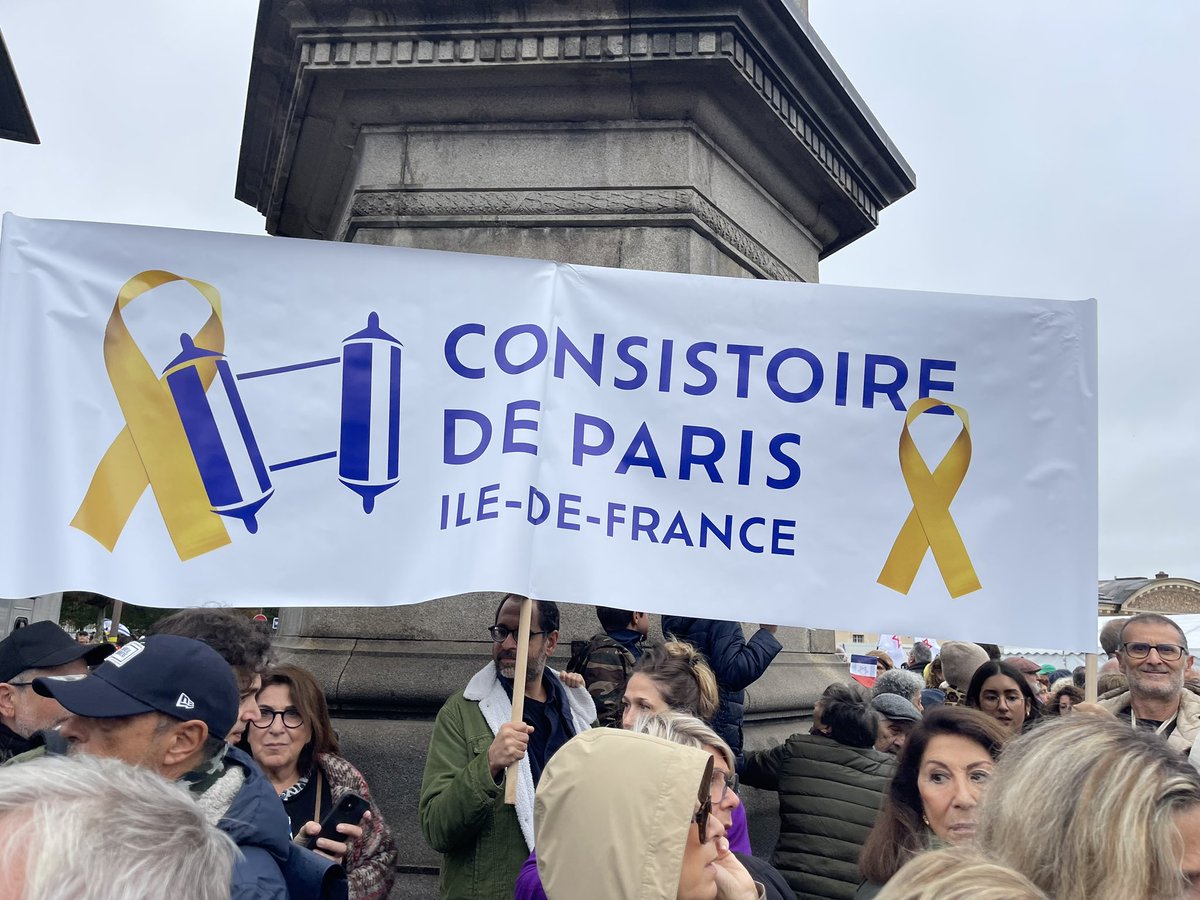 dktorza's tweet image. Idan Raihel au rassemblement devant l’Unesco #JESUISDEBOUT rappelle aux dirigeants du monde qui exigent 1 cessez-le-feu de la part d’Israël qu’il y en avait bien 1 avant le 7 octobre 2023 !