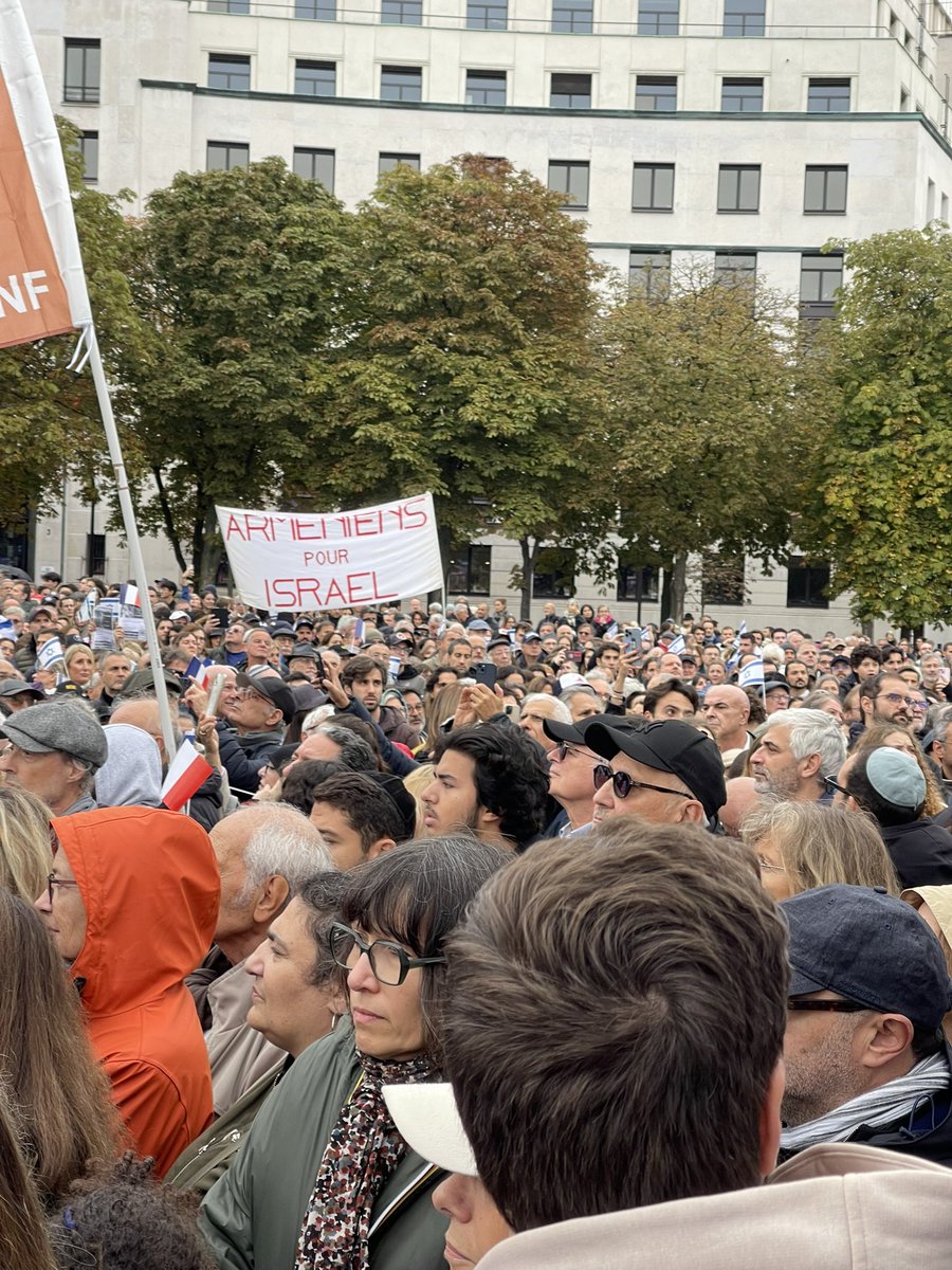 dktorza's tweet image. Idan Raihel au rassemblement devant l’Unesco #JESUISDEBOUT rappelle aux dirigeants du monde qui exigent 1 cessez-le-feu de la part d’Israël qu’il y en avait bien 1 avant le 7 octobre 2023 !
