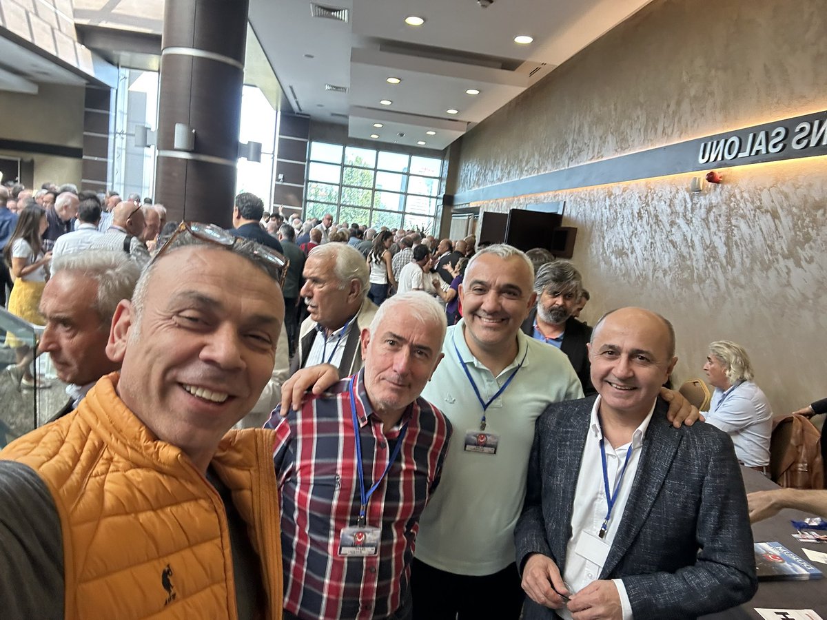 Abimiz Sedat Bozkurt, Savaş kerimoğlu ve Erhan Karadağ ayrıca birçok dost ve meslektaşımızla birlikte <a href="/Cemiyet1946/">Gazeteciler Cemiyeti</a> genel kuruldayız.