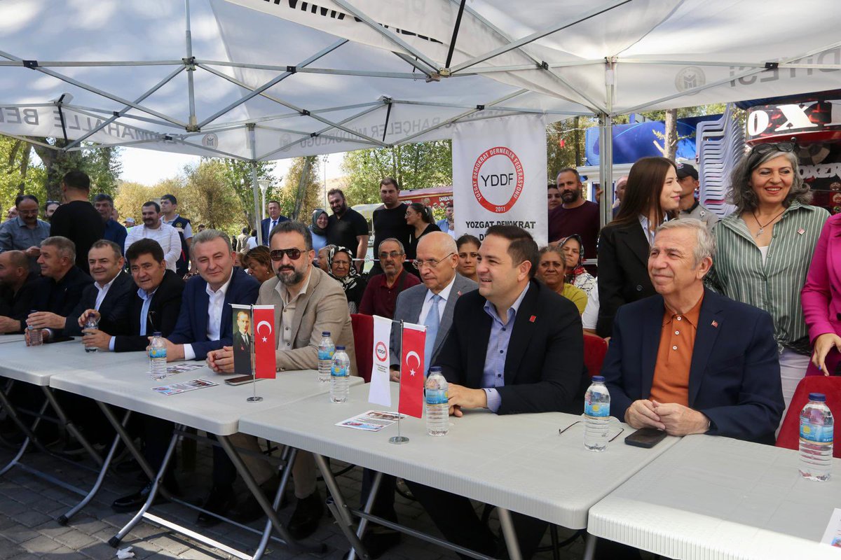 fethiyasar's tweet photo. Ankara Büyükşehir Belediye Başkanımız Sn. Mansur Yavaş, Ankara Milletvekilimiz Sn. Umut Akdoğan, Ankara İl Başkanımız Sn. Ümit Erkol, Ankara Kent Konseyi Başkanımız Sn. Halil İbrahim Yılmaz ve değerli konuklarla birlikte, Yozgat Demokrat Dernekler Federasyonu’nun Yakacık Mesire Alanımızda düzenlediği ‘Yozgatlılar Buluşuyor’ etkinliğine katıldık. Kendilerini Yakacık Mesire Alanımızda ağırlamaktan memnuniyet duyduk.

Doyduğu yere sahip çıkıp, doğduğu yeri de unutmayan, kamu yararına hizmet üreten hemşeri derneklerine destek oluyoruz, destek olmaya devam edeceğiz.

@mansuryavas06