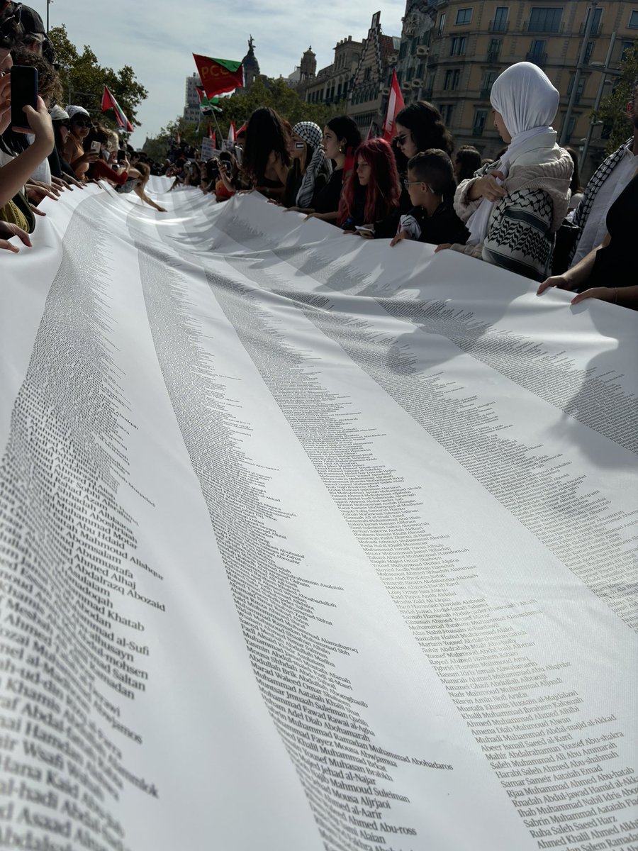 Un any de genocidi, 76 anys de lluita, milers i milers de persones.
#FreePalestine 🇵🇸✌🏾