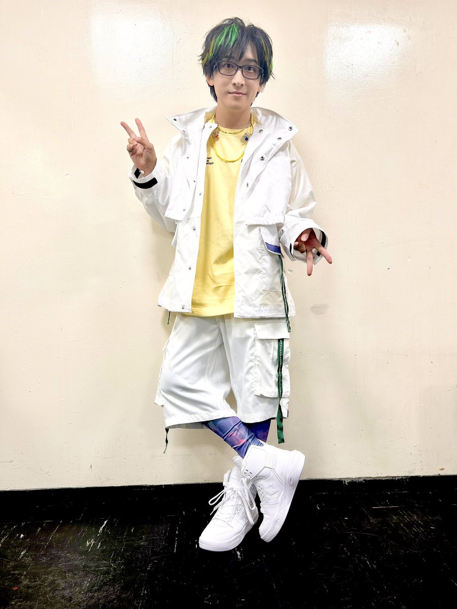 AssembleTour's tweet photo. 【ライブ情報】

／
#寺島拓篤
LIVE TOUR 2024 -ELEMENTS-
衣装のご紹介👕
＼

三輪士郎先生描き下ろしイラストの
寺島さんをイメージした
スポーティーな白のセットアップ！

各公演でフィーチャーする
エレメントカラーに合わせて
少しずつアレンジしました🪡

#てらしー_えれめんつ https://t.co/JMmHtpm7zQ