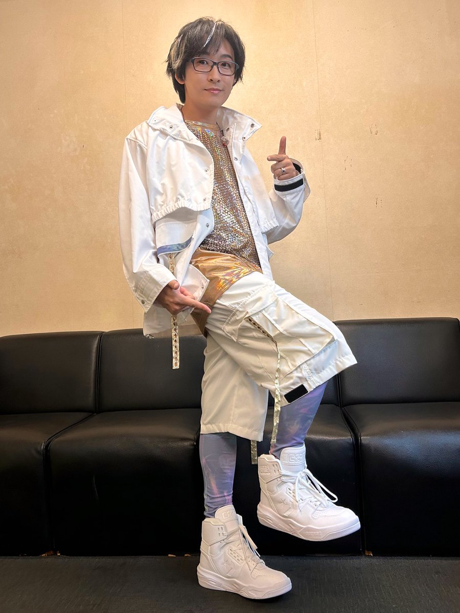 AssembleTour's tweet photo. 【ライブ情報】

／
#寺島拓篤
LIVE TOUR 2024 -ELEMENTS-
衣装のご紹介👕
＼

三輪士郎先生描き下ろしイラストの
寺島さんをイメージした
スポーティーな白のセットアップ！

各公演でフィーチャーする
エレメントカラーに合わせて
少しずつアレンジしました🪡

#てらしー_えれめんつ https://t.co/JMmHtpm7zQ
