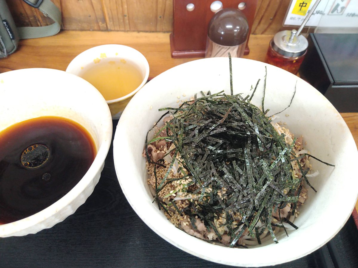 kawarashima's tweet photo. 今更ながらですが、肉そば初体験してきました～

つけ汁の市田柿由来の自然な甘味がいいですね♪
おいしゅうございました

#肉そばこまつ家
#南信州
#高森町 https://t.co/loQ228l7PG