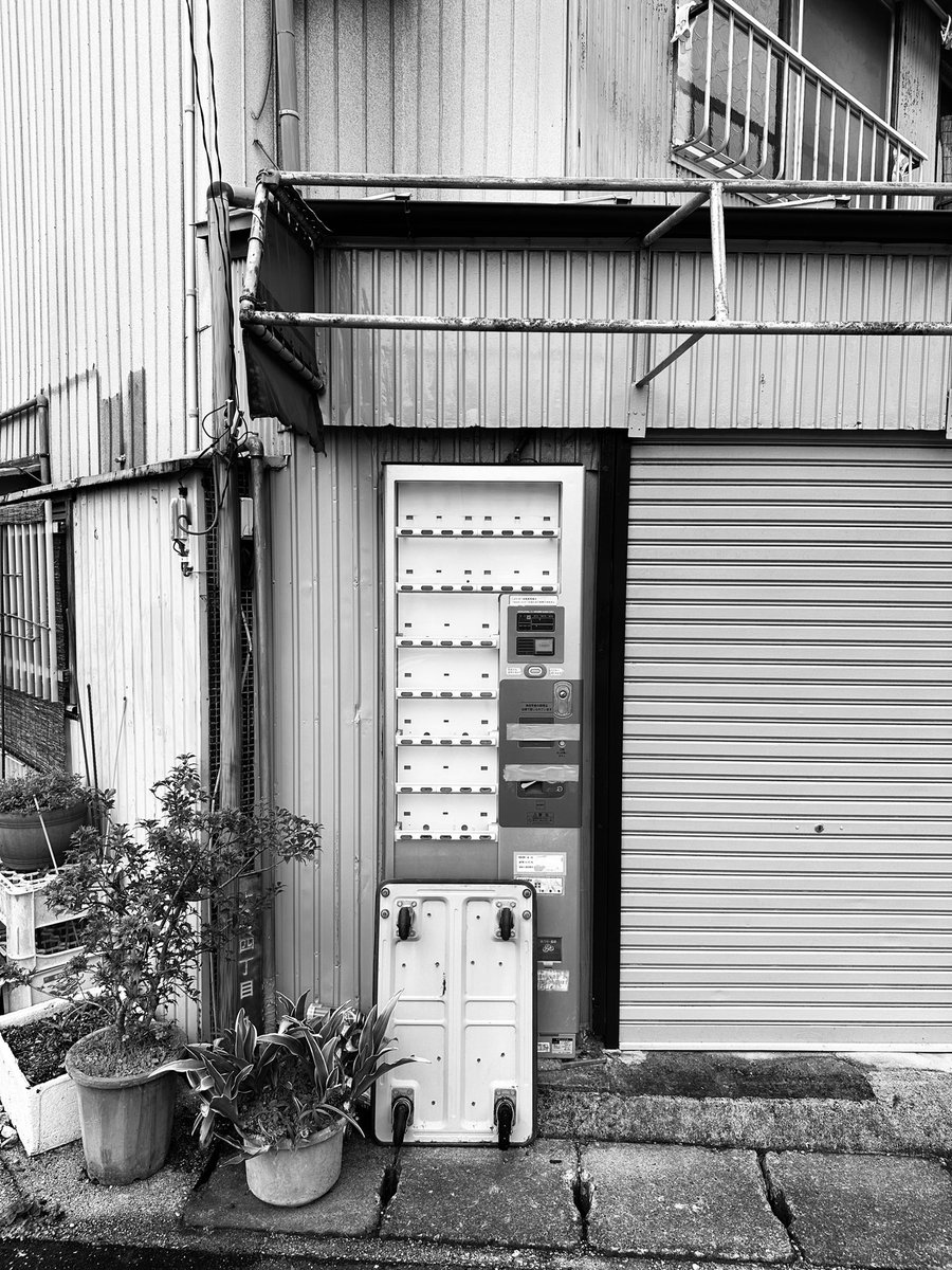 HiroTakeuchi's tweet photo. Abandoned cigarette vending machine.

#abandonedcigarettevendingmachine
#cigarettevendingmachine
#abandonedvendingmachine
#廃タバコ自動販売機
#廃自動販売機
#monochromephotograph
#blackandgrayphoto https://t.co/o4CJictolH