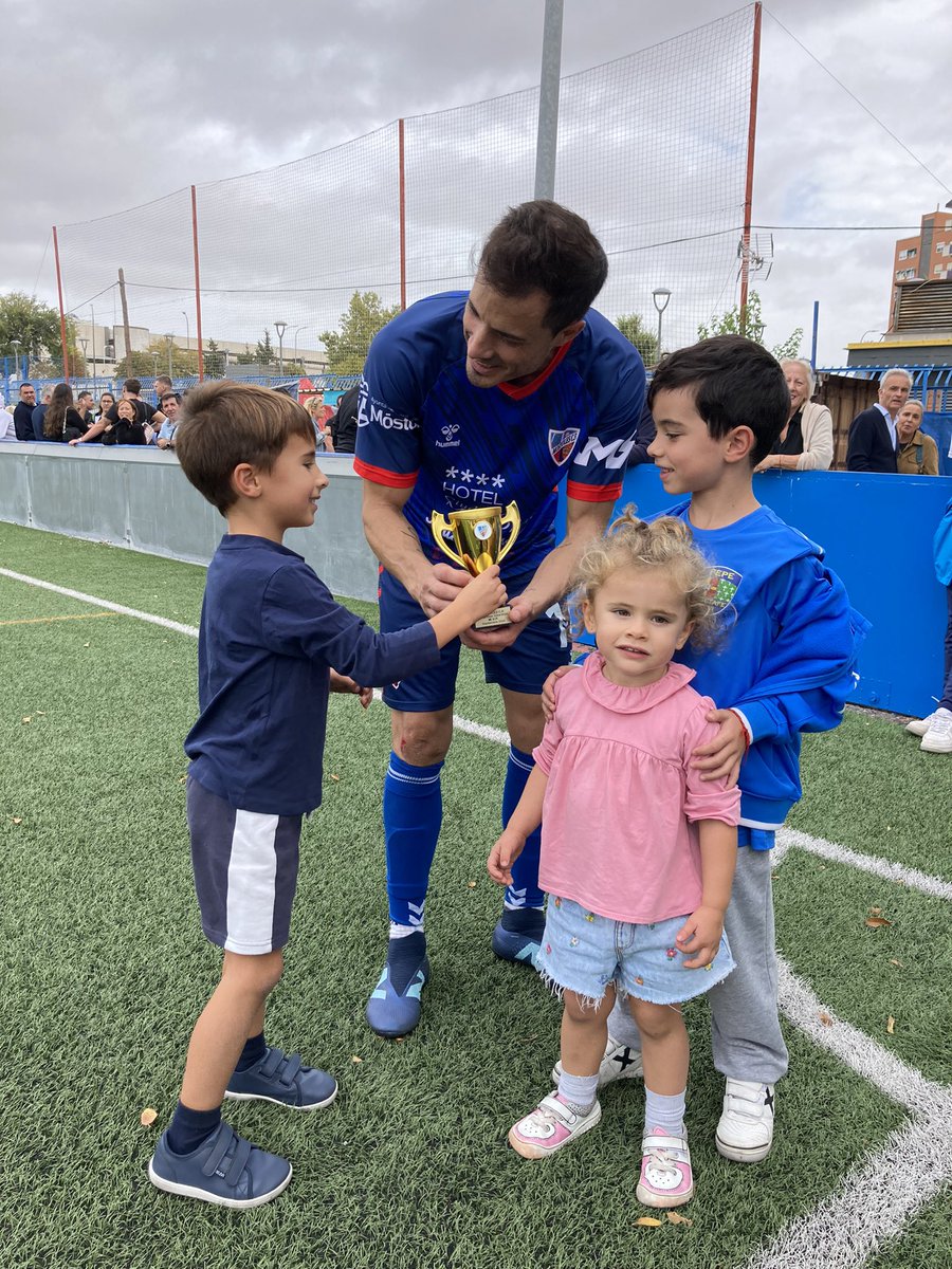 Después del partido hemos vivido un momento muy emotivo. 

Yelos recibe el premio a MEJOR JUGADOR DEL MES DE SEPTIEMBRE de manos de sus hijos. 

¡Enhorabuena!