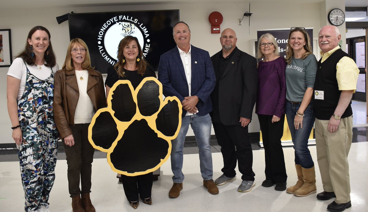 HFLCSD's tweet photo. We’ve had an amazing start to Fall Weekend! 🎉 Check out highlights from the parade, Varsity Football game, and Alumni Hall of Fame Induction Ceremony. More to come with weekend sports and the Youth Trophy Cup Run on Sunday! 📷#FallWeekend #CougarPride #WeAreHFL 📷🐾 https://t.co/ZmxIwrwNOI