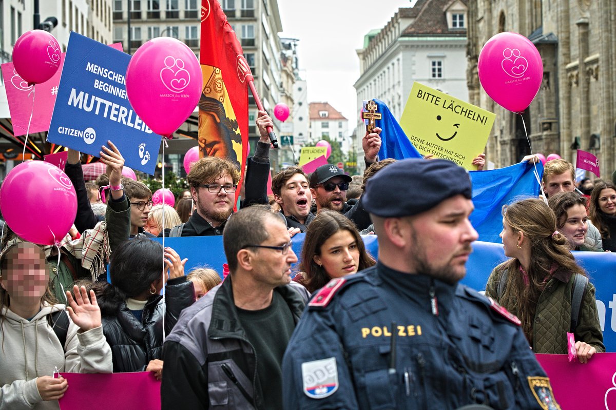 Gestern fand in der Wiener Innenstadt der antifeministische „Marsch für’s Leben“ statt. Alljährlich organisiert nahmen etwa 1.000 Personen aus unterschiedlichen rechten politischen Spektren an der Demonstration teil. Fotostrecke: flic.kr/s/aHBqjBLyrT.