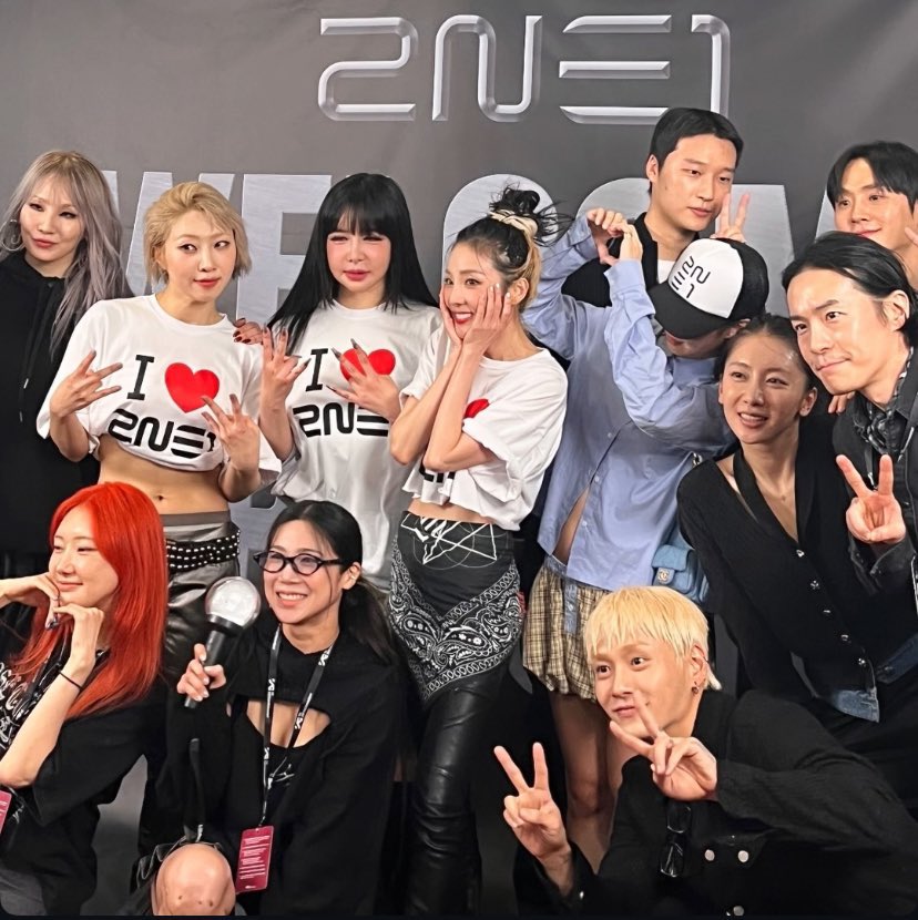 BabyBlack_twt's tweet photo. กรี๊ดดดดด รูปหลังเวที #2NE1 กับ #JENNIE และทีมแดนเซอร์มาแล้ว…ปิดจบทุกข่าว โมเมนต์ 2NEPINK ฉ่ำมาก ฟินอะ  😭

#WELCOMEBACK_2NE1 #BLACKPINK https://t.co/BXOrphyTdM