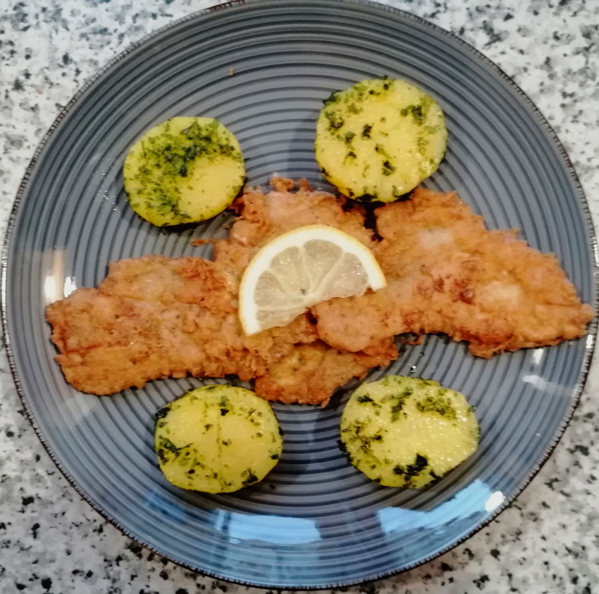 MikeKocht's tweet photo. #Schnitzel ist wohl DER Sonntagsklassiker
Es muss aber nicht immer #Wiener sein. Auch die #Pariser Art ohne Semmelbrösel (Paniermehl) schmeckt!
Ebenso klassisch dazu: #Petersil Erdäpfel (Kartoffel)
https://t.co/GwaBk1Qnqa https://t.co/wWPbMvfXWt