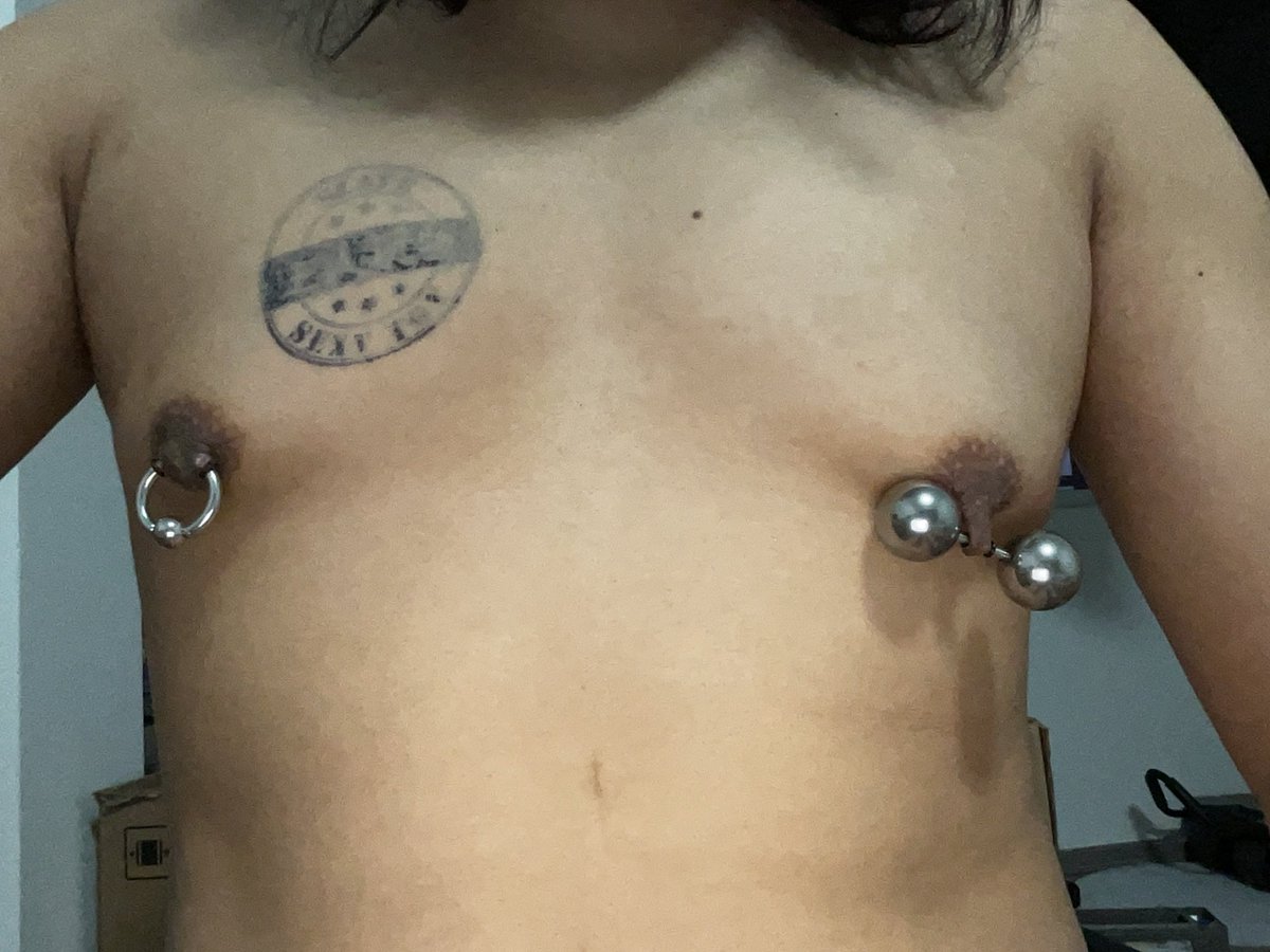 zd52521's tweet photo. 挺好玩的，乳头被拉扯的长长的，就是有点太重了，没办法外出日常带。#穿刺 #乳钉 #乳环 #人体改造 #sub #4i #slave #sm #奴隶 #锁奴 https://t.co/ODXtdpxRRw
