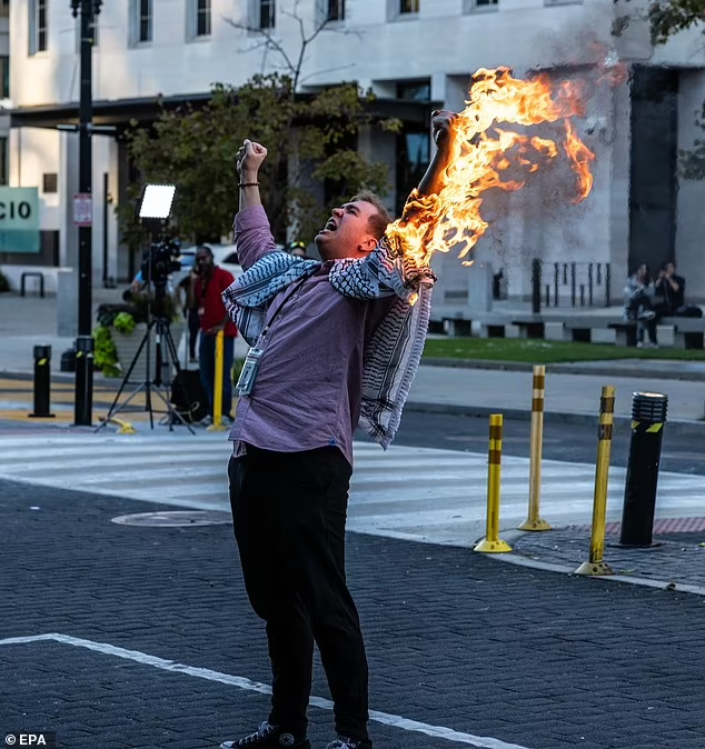 Partisangirl's tweet photo. A man has tried to set himself in fire outside the white house to protest the genocide of Palestine.

Americans are literally setting themselves and the government ignores them. https://t.co/QUzWZCLepr