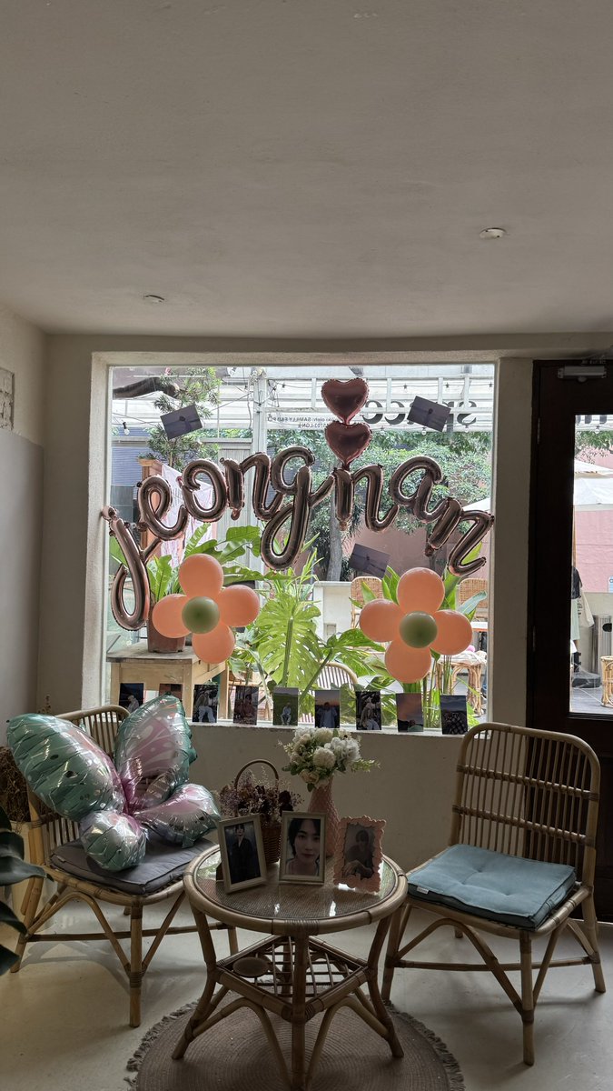 norafifi_'s tweet image. This cafe is so cozy and has the cutest cats! I definitely loved being at today’s event for #YJH_BLOOMINGWITHLOVE.