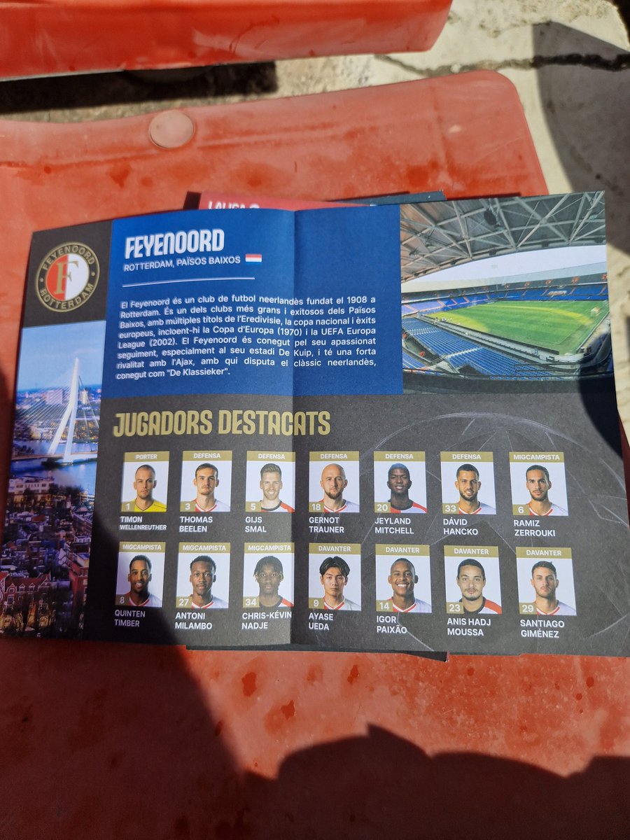 Nu weer aan de andere kant van het hek en een stuk droger. Met programmaboekje van afgelopen woensdag.
Veel succes tegen Twente #Feyenoord