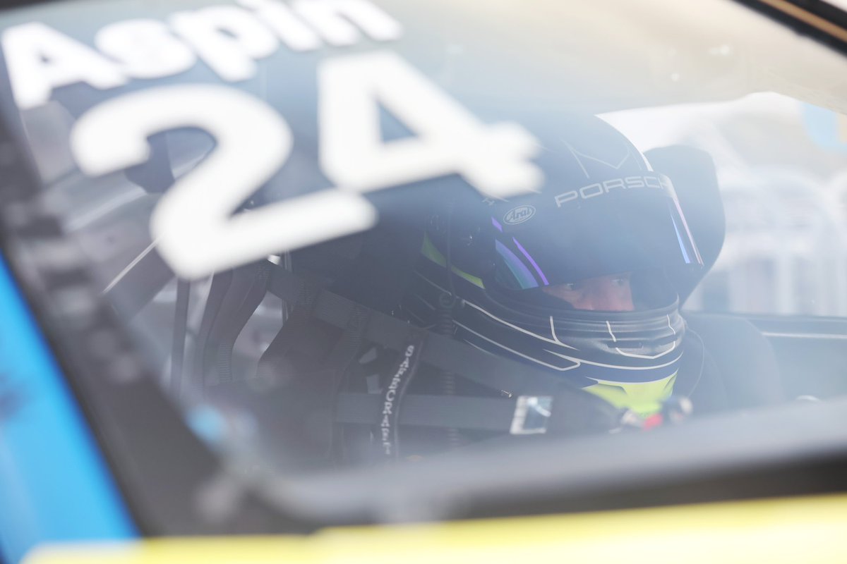 Race one gets underway shortly. Catch all the action live on ITV4 now!

#porsche #carreracupGB