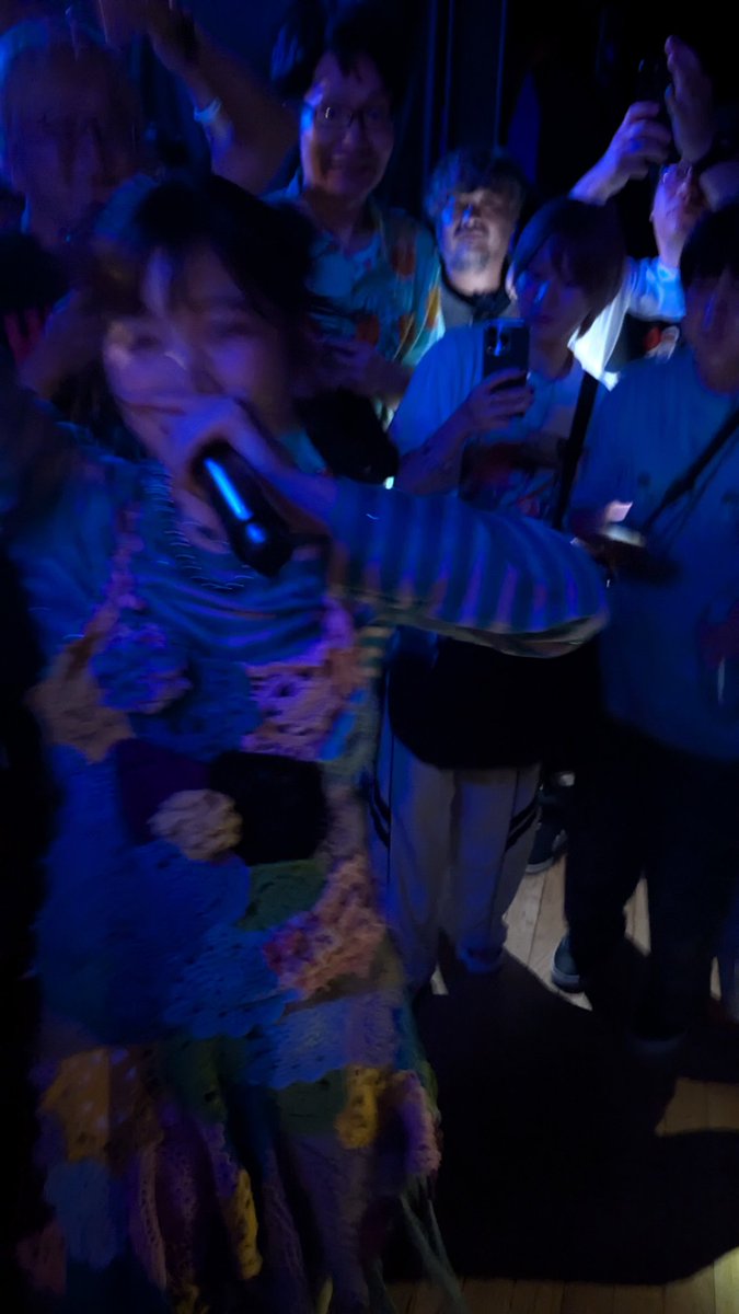 muneroby's tweet image. 仕事終わりにチッチのライブへ👊
既にいっぱいでかなり後ろの方で参戦!!
まぁ見えない見えない笑

それでも楽しかったー♪

と、思ったら神は我を見放さなかった✌️
いきなりの最前列!!!!笑
慌ててパシャリ📱ブレッブレｗｗｗｗ
やっぱチッチ最強😄👽