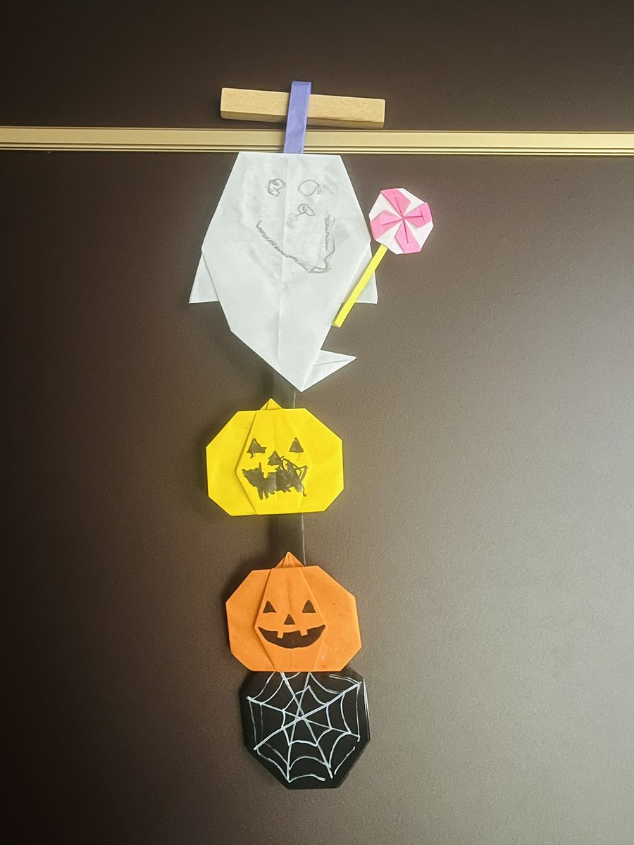 ADATI_YU's tweet photo. 今日は、家族で娘のハロウィンの飾りを作りたい！というリクエストに応じていました👻🎃🍭 https://t.co/sVQBtHf5QS