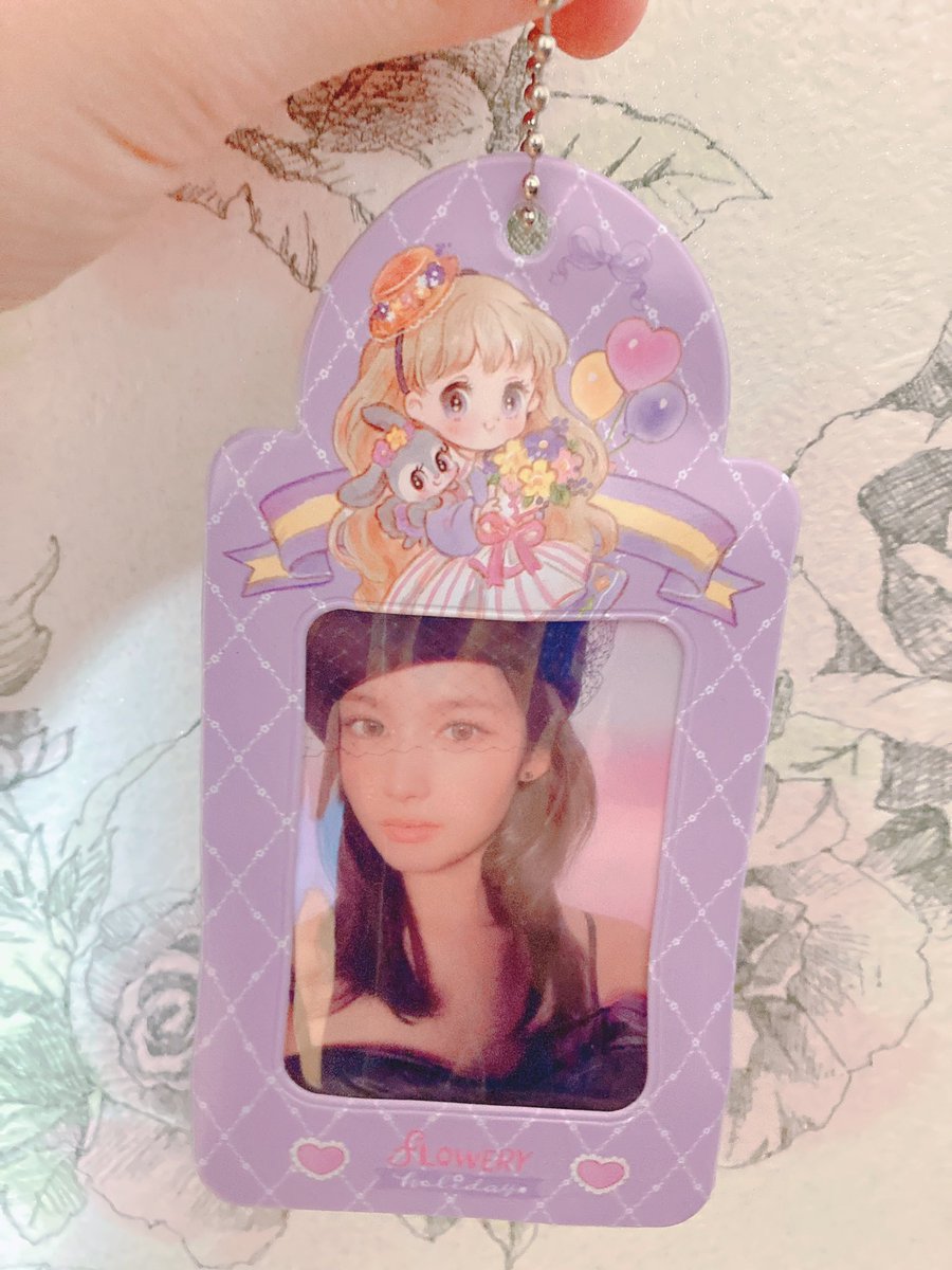 violet62005's tweet photo. 百均に超かわいいカードケースあって一目惚れして買った〜🤭さーたんのトレカ入れたらめっちゃいい感じになった☺️💜 https://t.co/m3R3QYcPoU