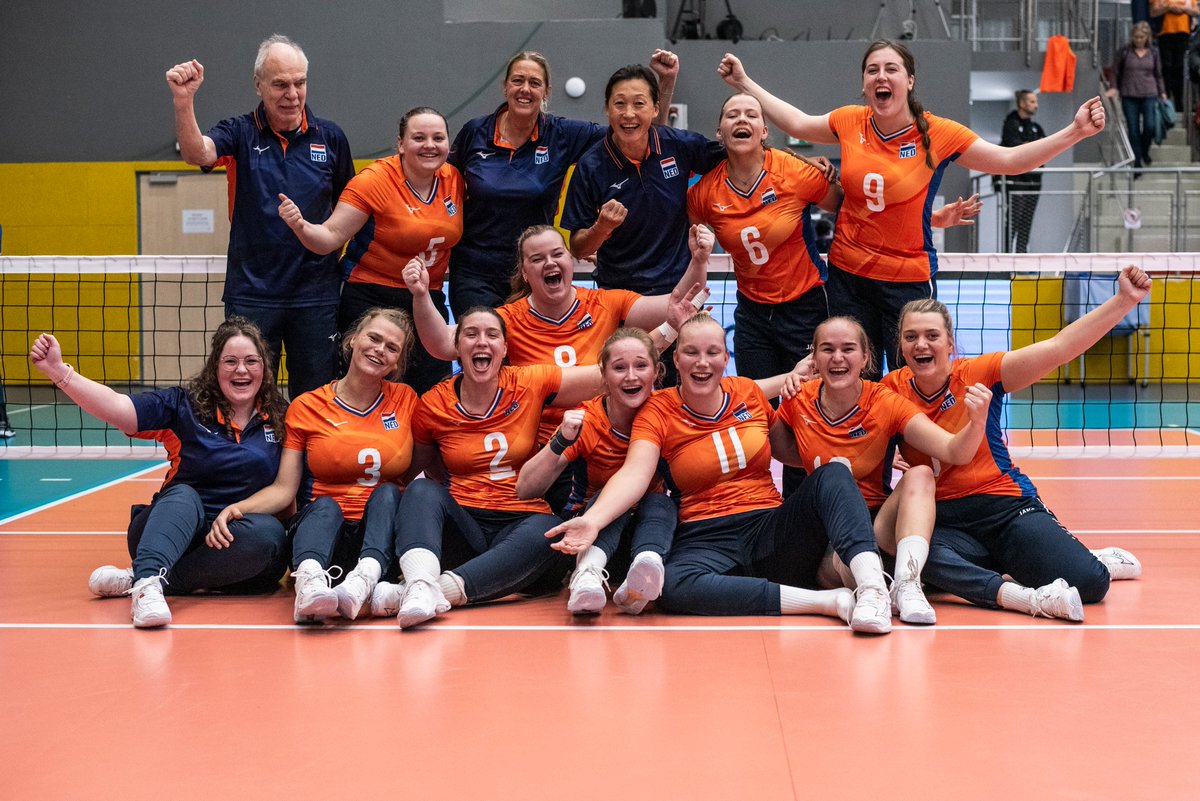 🥳🥳🥳 Het is ons gelukt! Ook in de finale hebben we Frankrijk verslagen (25-9, 25-11, 25-8).
Het 🏆 is voor ons!!
#TeamNL #zitvolleybal #NLWint #paravolleyeurope