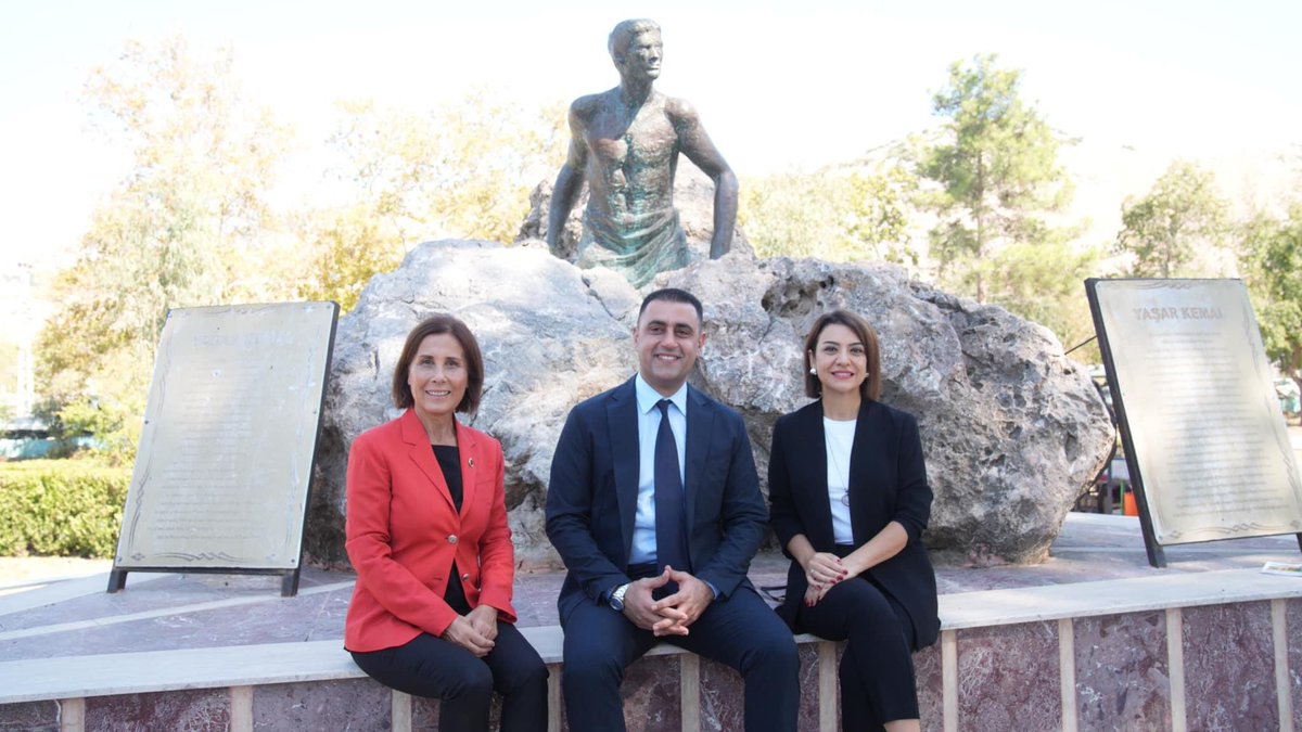 Edebiyatımızın başyapıtı İnce Memed'de, “Zulme sessiz kalan bir gün zulme uğrar, haksızlığa karşı durmak insanın onurudur.” diye seslenen Anadolu'nun ulu çınarı Yaşar Kemal'i 101. yaş gününde doğduğu köy olan Hemite'de Genel Başkanımız <a href="/eczozgurozel/">Özgür Özel</a> ve hayat arkadaşı Ayşe Semiha