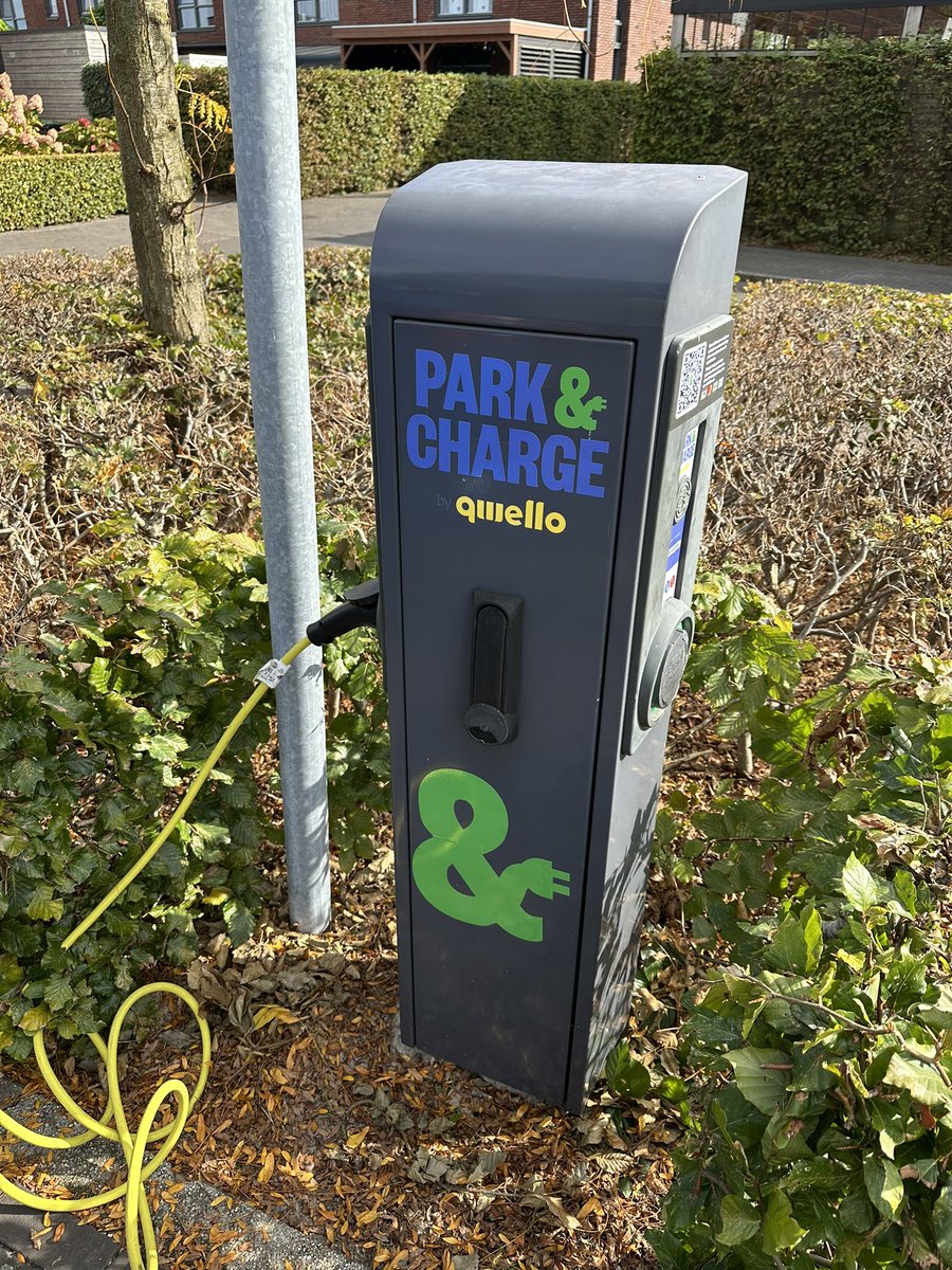 SimonKoning's tweet photo. @gem_apeldoorn  sinds 2 maand is de paal aan citroenvlinder kapot. Meermaals nieuwe leverancier gebeld zonder actie(ook buren) kunnen jullie hier wat mee? https://t.co/KypIwIp28p