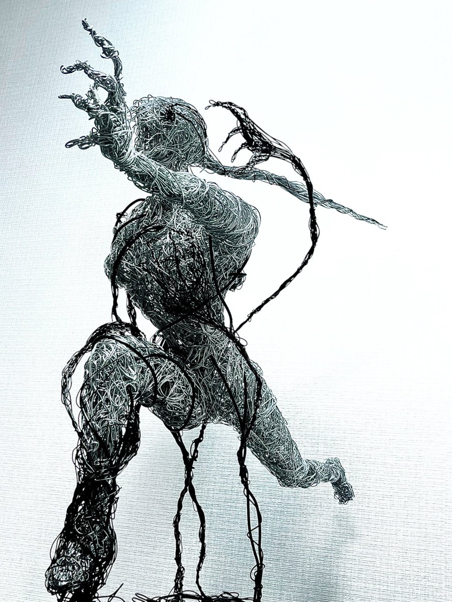 GASYA_SAKURA36's tweet image. 「亡者」

逃げども逃げども、追ってくる。捕まえろ。
来るな。逃げ場はない。下は虚無、上は混沌。自由はどこだ。ここは嫌だ。

#wireart
#wire
#針金アート
#現代アート