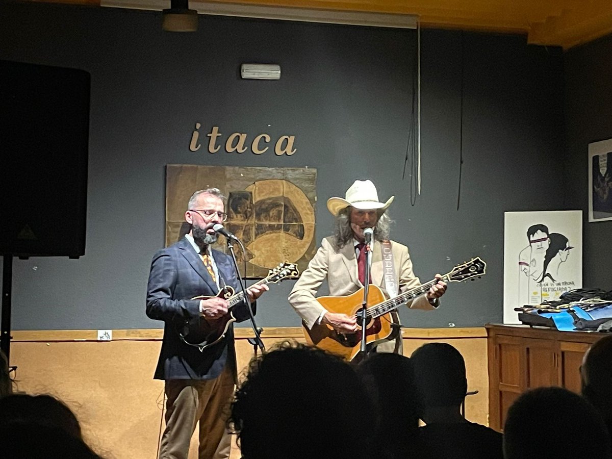 Qué buen rato pasamos anoche con los <a href="/HermanosCubero/">Los Hermanos Cubero</a> en <a href="/itacamurcia/">Café Bar Cooperativa Ítaca</a>