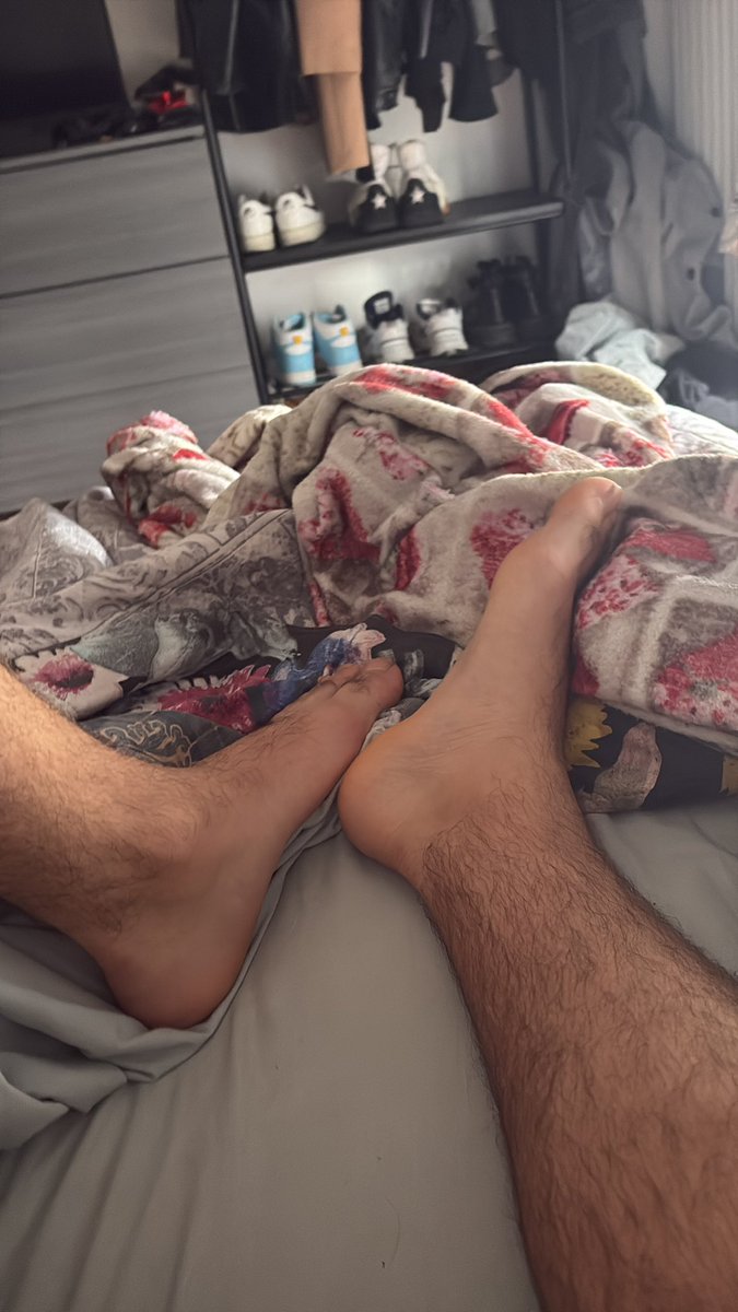 Cazzone2003's tweet photo. appena svegliato e nessuno a leccare #piedi https://t.co/JeKxWyWsNU