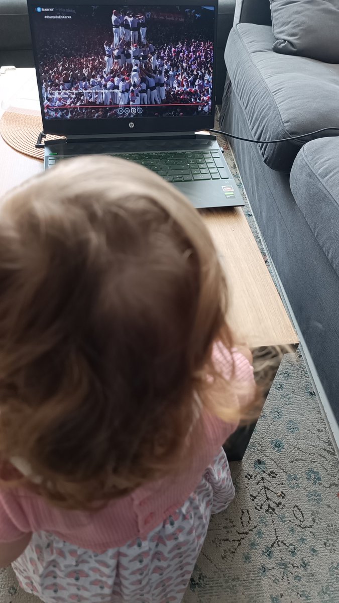 Vermutejant des de Malta mirant el #concurstgn2024 @castellsenxarxa 
Sempre amb la @collajovetarragona 💜