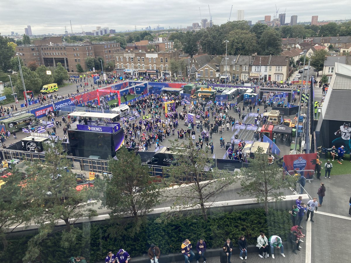 Javi_Portu's tweet photo. Por 8 año, NFL London Games 🏈🏈🤟🏻 Invasión Vikinga en Tottenham @PepeBrasin @juanma_rubio @Rubenibg @ElTouchdownNFL @catanovski @AlvaroRRY https://t.co/f9zskFUFWp