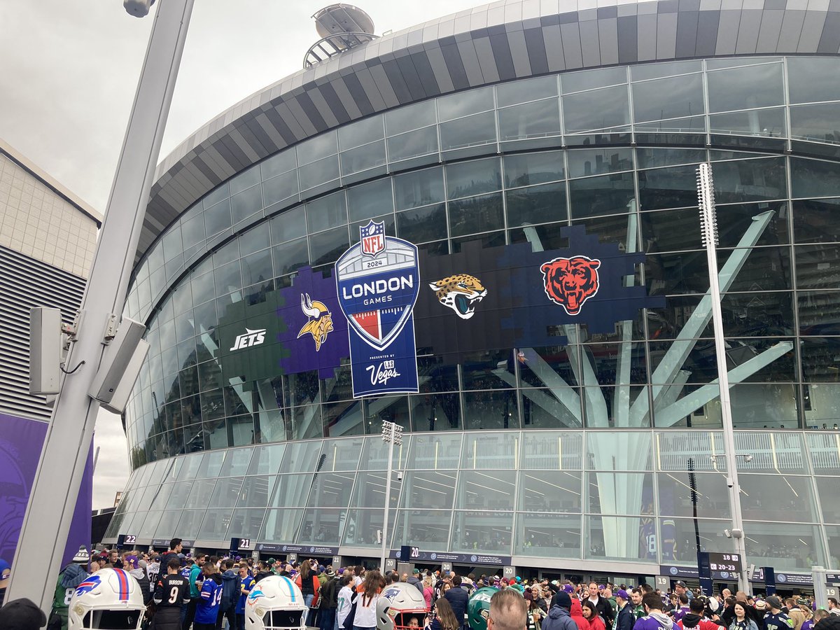 Javi_Portu's tweet photo. Por 8 año, NFL London Games 🏈🏈🤟🏻 Invasión Vikinga en Tottenham @PepeBrasin @juanma_rubio @Rubenibg @ElTouchdownNFL @catanovski @AlvaroRRY https://t.co/f9zskFUFWp