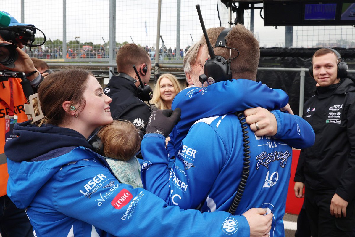 This team 💙

#WeAreLaserToolsRacing #MBMotorsport #BTCC
