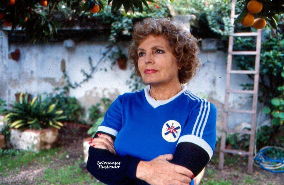 Neste dia, há 25 anos, deixou-nos Amália Rodrigues, Rainha do Fado e uma das maiores embaixadoras de Portugal.

Mulher de um estilo próprio, dizia gostar do Belenenses por ser azul, “a cor do ciúme” #tweetpastel