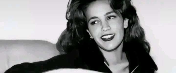 تقول ذكرى:
ادري اتفقنا نتفرق 
ادري وصلنا للنهاية
صدقني قلبي ينحرق
اعذرني اشقيتك معاي✨